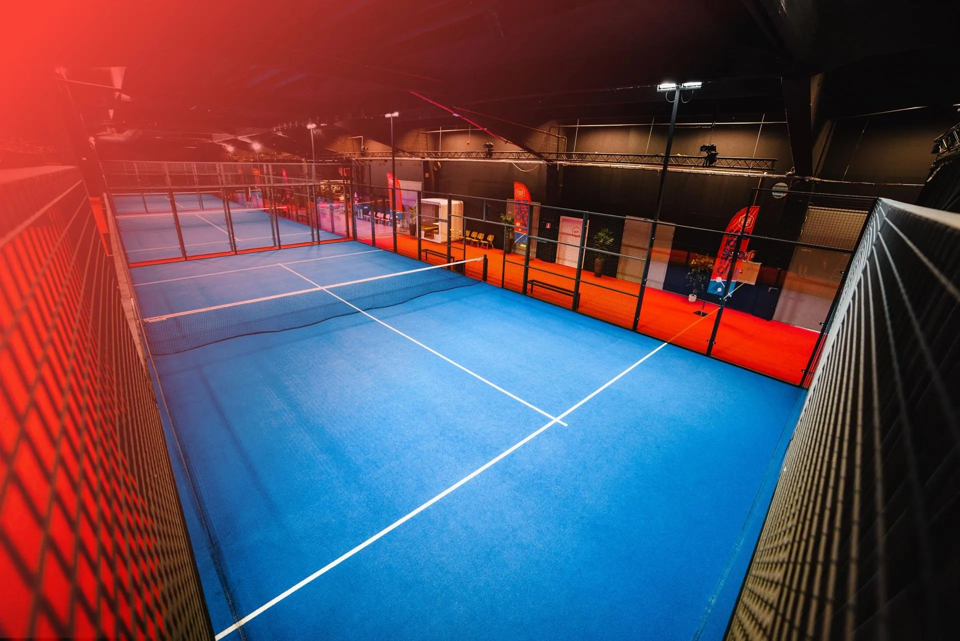 Pelaajia Social Sports Clubin padelkentällä