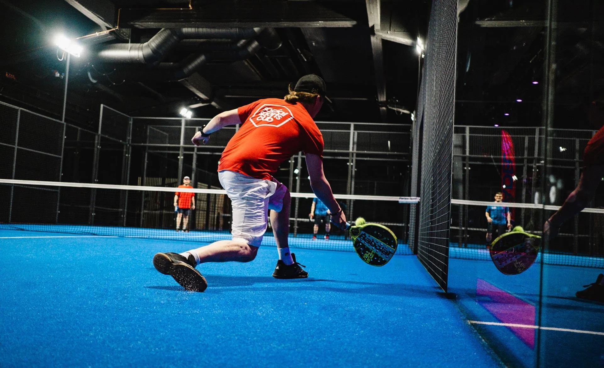 Padelin pelaajia Social Sports Clubin kentällä
